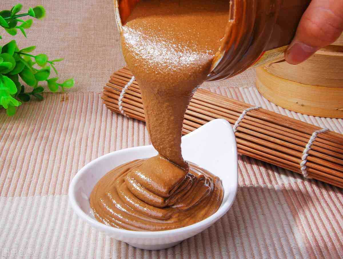 引領食品包裝新紀元:芝麻花生醬自立袋灌裝旋蓋機——自動化、高效能、衛(wèi)生安全的全面解決方案