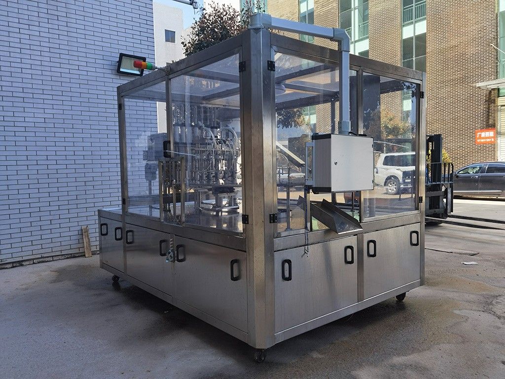 LG-620 斜嘴袋灌裝旋蓋機（小）.jpg